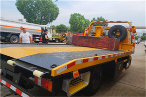 东兴附近拖车电话号码服务